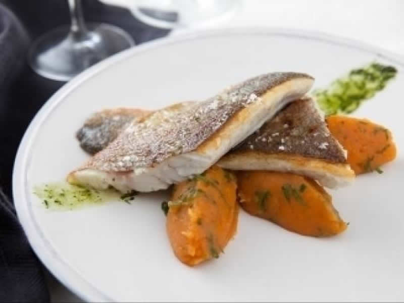 filet-de-bar-r-ti-cras-e-de-patates-douces-cook-and-co