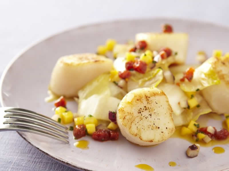 Salade de noix de Saint-Jacques, endives, mangue et chorizo – Cook And Co